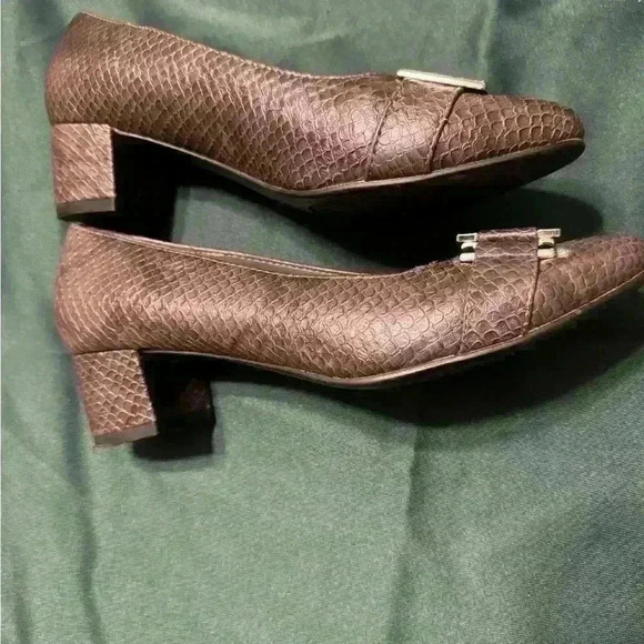 Preowned Aerosoles with a big buckle on top. Womens size 9.5. - Picture 10 of 15